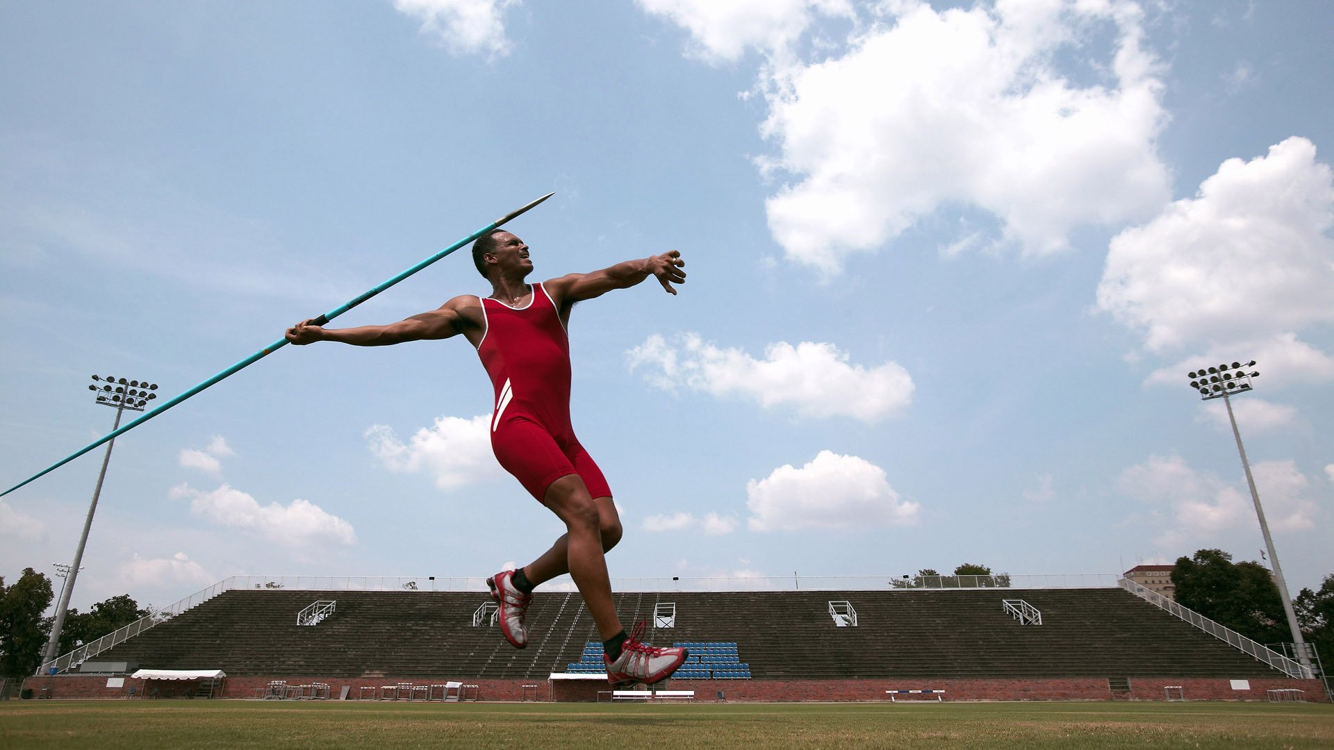 _温暖瞬间：运动员赛后帮助对手站起来_，运动员受伤后继续比赛的精神