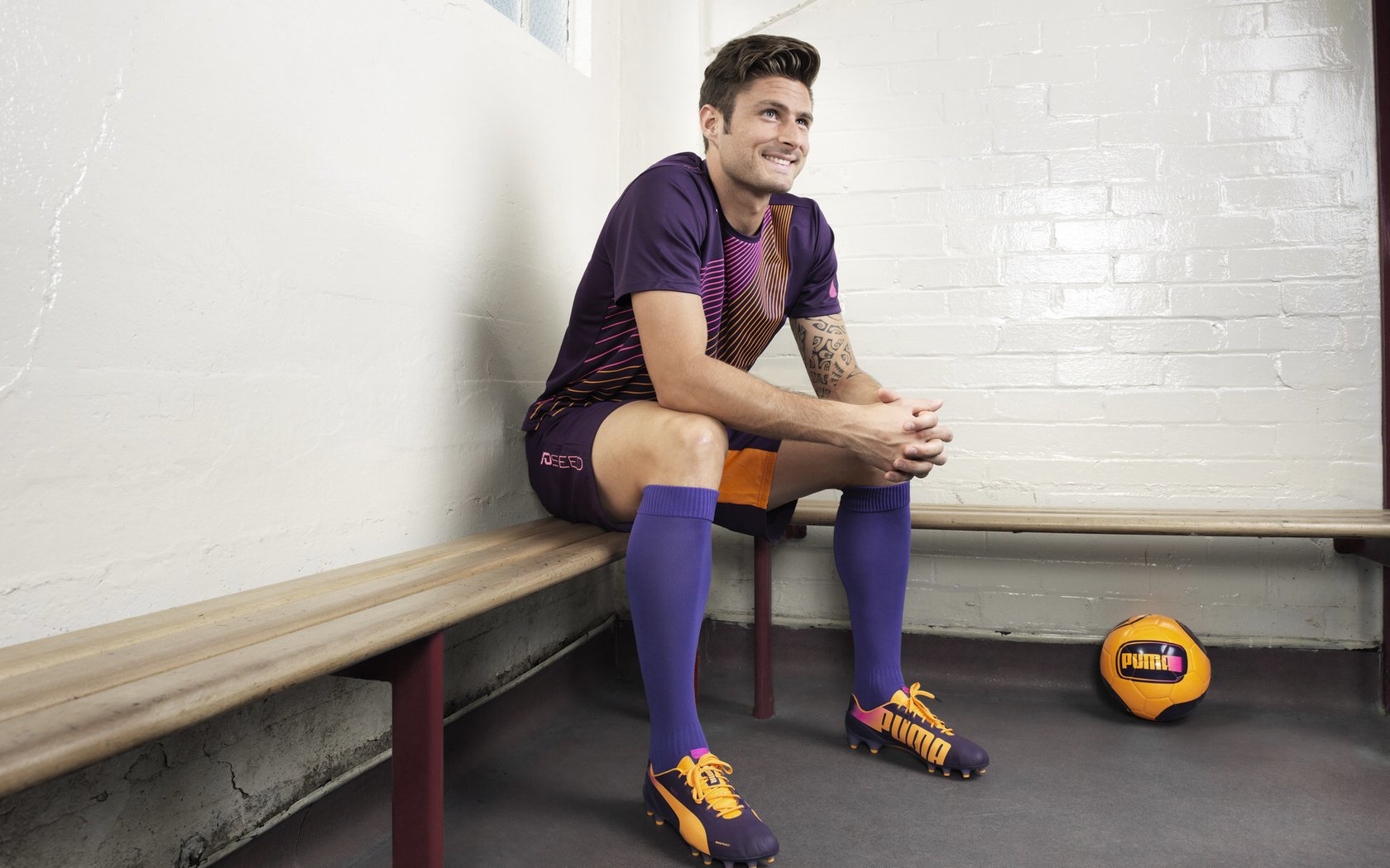 比利时骑手格里高利·瓦特莱特在2024年国际马术联合会障碍赛世界巡回赛中获得个人第五名，展现坚韧精神。